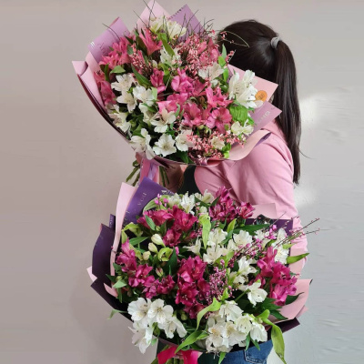 Букет из Альстромерий с эвкалиптом в упаковке 45356