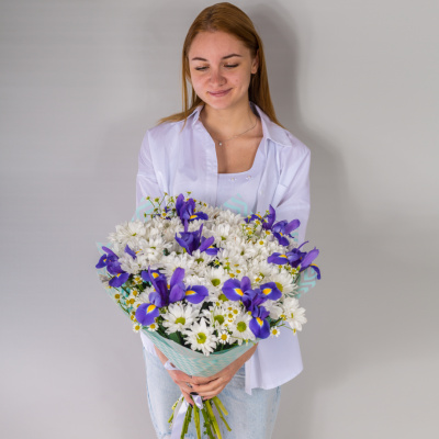 Букет с хризантемой, ирисом и ромашками N 52674 Букет с хризантемой, ирисом и ромашками N 52674