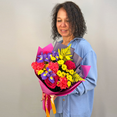 Букет из розовых роз с ирисами и кустовой хризантемой арт. 52446