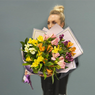 Букет из Альстромерий микс в упаковке 50791