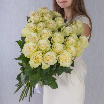 Букет из 25 Белых роз 60см 7304