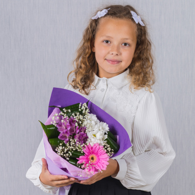 Загадка. Букет-комплимент N 37961 с герберой, альстромерией и хризантемой