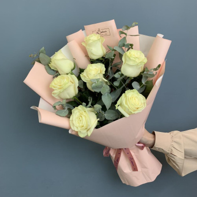 Букет белых роз высоких с эвкалиптом N 76722