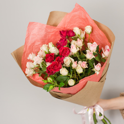 Букет из красных и розовых кустовых роз с эвкалиптом 50401-КрР