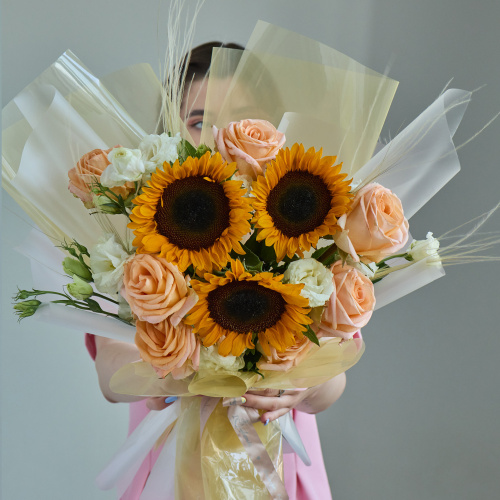 Букет с подсолнухами и розами арт. 84612