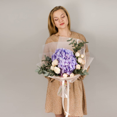 Букет из голубой гортензии и пионовидных роз с эвкалиптом N 50471 Букет из голубой гортензии и пионовидных роз с эвкалиптом N 50471