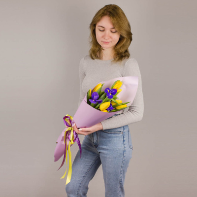 Желтые тюльпаны с ирисами. Небольшой букет. N 46329