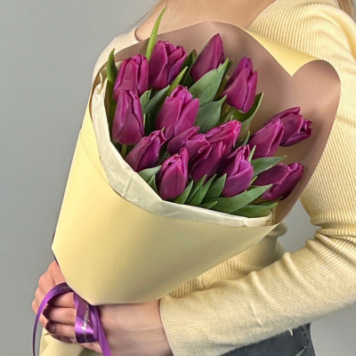 Букет из 15 пурпурных тюльпанов в упаковке 28405