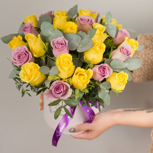 Коробка с желтыми и фиолетовыми кенийскими розами и эвкалиптом арт. 50536