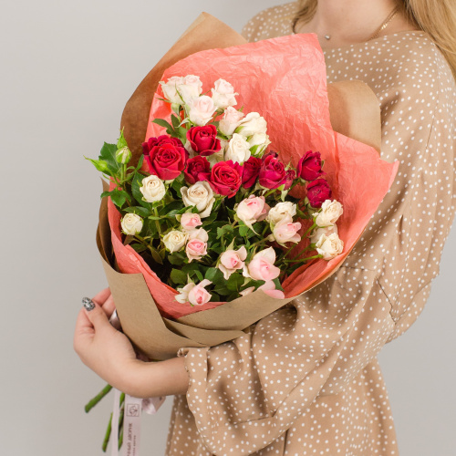 Букет из красных и розовых кустовых роз арт. 50401-КР