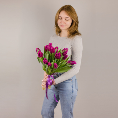 Букет из 15 малиновых тюльпанов 28774