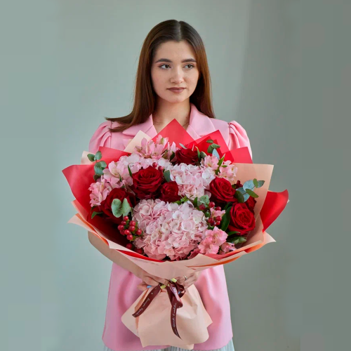 Букет из гортензий и красными розами арт. 84615