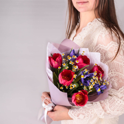 Букет из малиновых тюльпанов с ирисами и ромашками N 59876